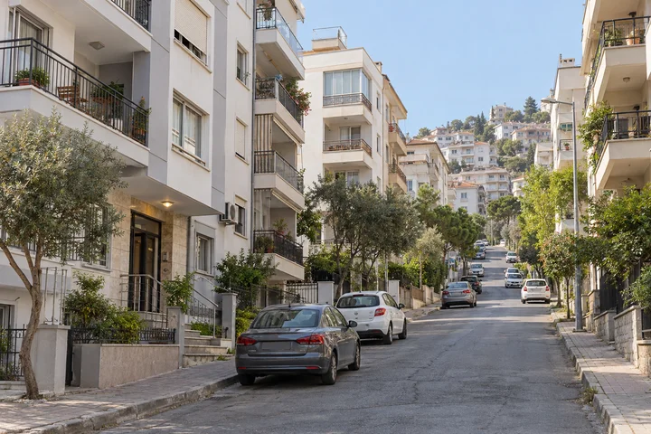 Apartmanların bulunduğu ağaçlıklı sokak